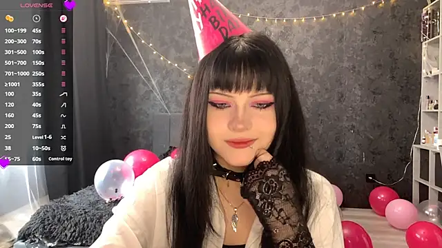 Snapshot of EmilyEmbears chatting on 05-16-26, 07:27 EmilyEmbears online show from 05-16-26, 07:27