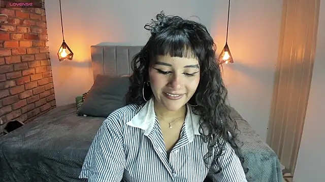 Hanna Clark   online show from 05-25-26, 12:00