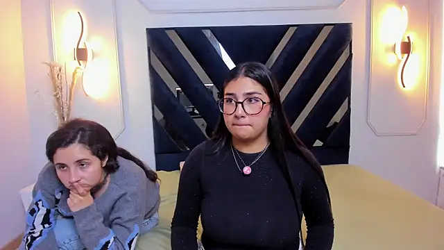 Elisa n Emma online show from 04-08-26, 07:36