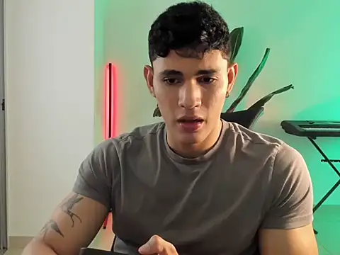 Snapshot of Massimo_Rinaldi chatting on 04-10-26, 03:34 Massimo Rinaldi online show from 04-10-26, 03:34