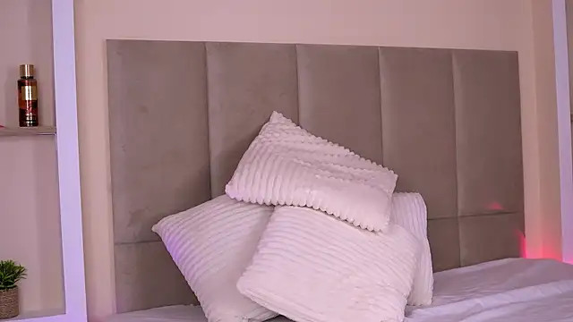 Snapshot of Amoraluxee chatting on 05-07-26, 05:57 Amoraluxee online show from 05-07-26, 05:57
