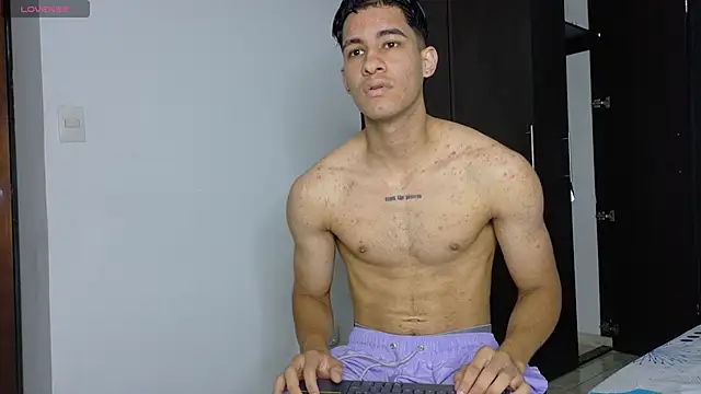 Snapshot of JakeMonroe chatting on 04-08-26, 02:06 JakeMonroe online show from 04-08-26, 02:06