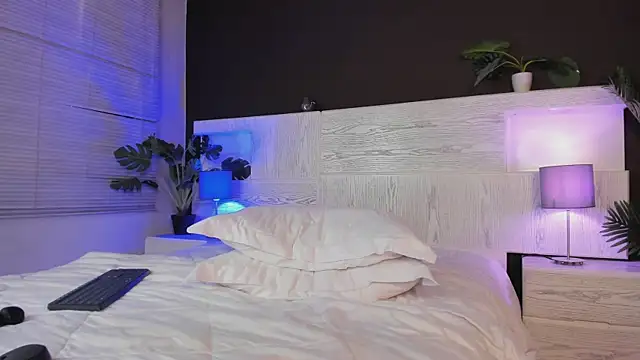 Snapshot of angelina_hilton chatting on 05-11-26, 02:45 angelina hilton online show from 05-11-26, 02:45