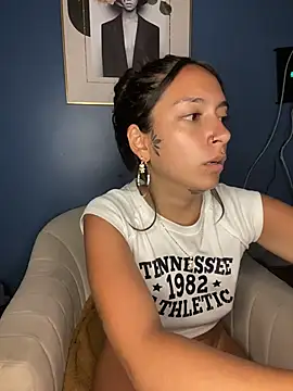 DulceLatinaxo online show from 04-28-26, 02:27
