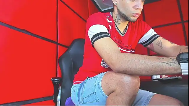 Snapshot of Daniel_huge22 chatting on 04-12-26, 02:11 Daniel huge22 online show from 04-12-26, 02:11