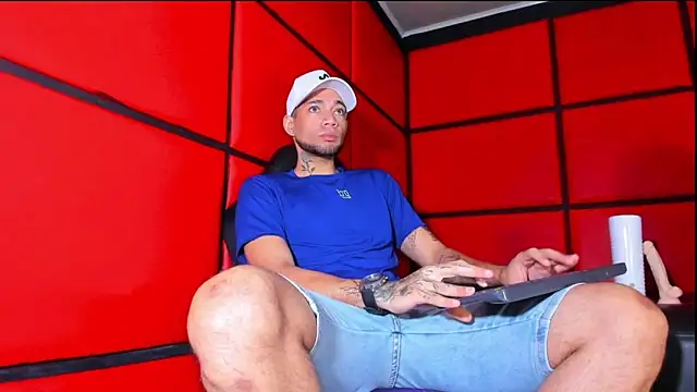 Snapshot of Daniel_huge22 chatting on 04-15-26, 01:40 Daniel huge22 online show from 04-15-26, 01:40