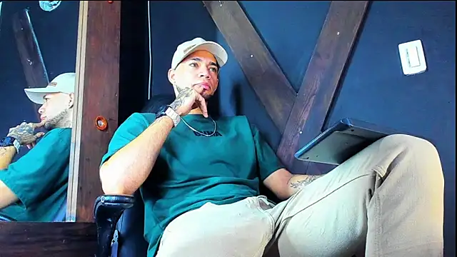 Snapshot of Daniel_huge22 chatting on 04-22-26, 01:34 Daniel huge22 online show from 04-22-26, 01:34