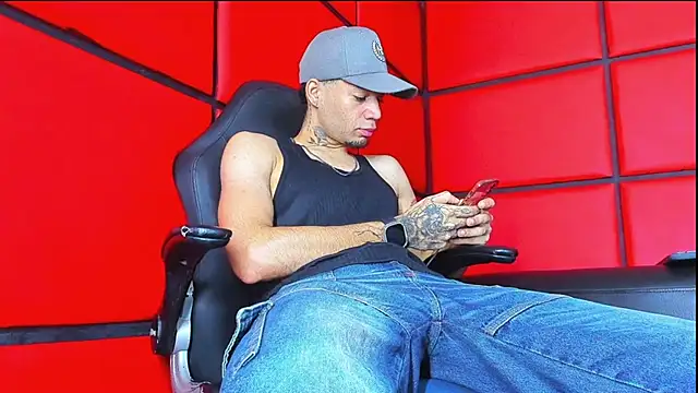 Snapshot of Daniel_huge22 chatting on 05-13-26, 01:52 Daniel huge22 online show from 05-13-26, 01:52