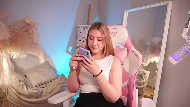 Snapshot of Emilicious chatting on 04-16-26, 05:30 Emilicious online show from 04-16-26, 05:30