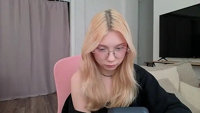 Snapshot of vielleee chatting on 05-09-26, 03:45 vielleee online show from 05-09-26, 03:45