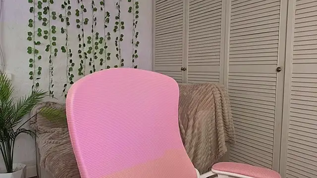 Snapshot of vielleee chatting on 05-15-26, 02:07 vielleee online show from 05-15-26, 02:07