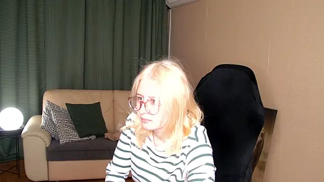 Snapshot of Lily_Spark_ chatting on 05-29-26, 01:36 Lily Spark online show from 05-29-26, 01:36