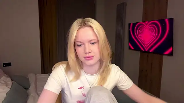 moonavelle online show from 04-22-26, 01:19