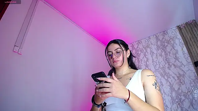 Snapshot of Miss_Merlin_ chatting on 04-19-26, 04:23 Miss Merlin online show from 04-19-26, 04:23