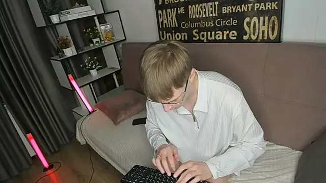 Snapshot of TwinkWhite chatting on 05-17-26, 09:00 TwinkWhite online show from 05-17-26, 09:00