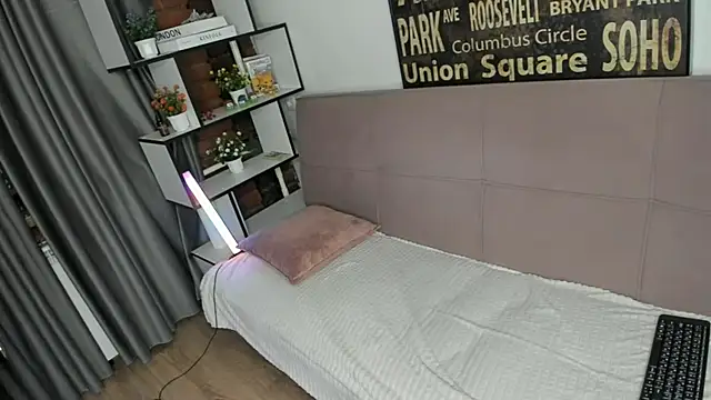 Snapshot of TwinkWhite chatting on 05-18-26, 09:09 TwinkWhite online show from 05-18-26, 09:09