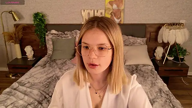 Snapshot of KimEvanss chatting on 05-14-26, 05:25 KimEvanss online show from 05-14-26, 05:25