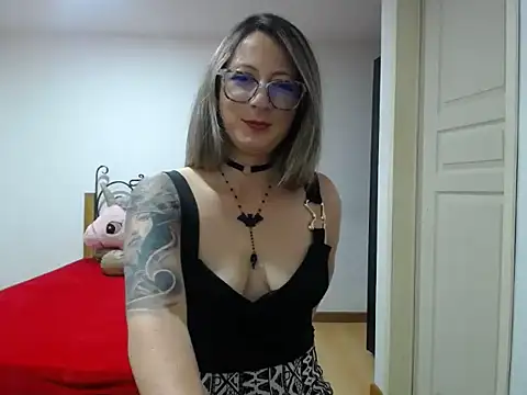 VALELUXX online show from 04-26-26, 01:58