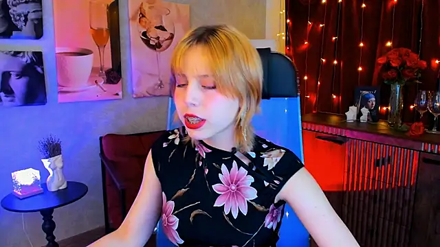 Snapshot of VivienneHebert chatting on 04-20-26, 12:41 VivienneHebert online show from 04-20-26, 12:41