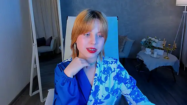 Snapshot of VivienneHebert chatting on 04-25-26, 01:41 VivienneHebert online show from 04-25-26, 01:41