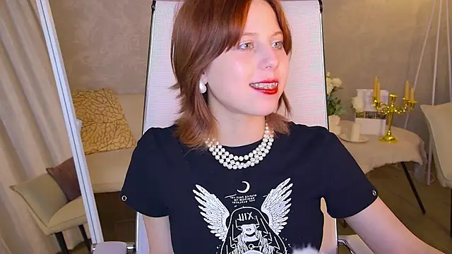 Snapshot of VivienneHebert chatting on 05-19-26, 01:56 VivienneHebert online show from 05-19-26, 01:56