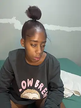 petite bee online show from 05-02-26, 04:56