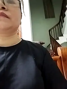 Snapshot of ALonmill chatting on 04-13-26, 12:21 ALonmill online show from 04-13-26, 12:21