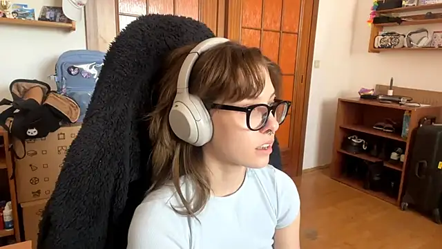 PillowPeachX online show from 04-22-26, 02:07