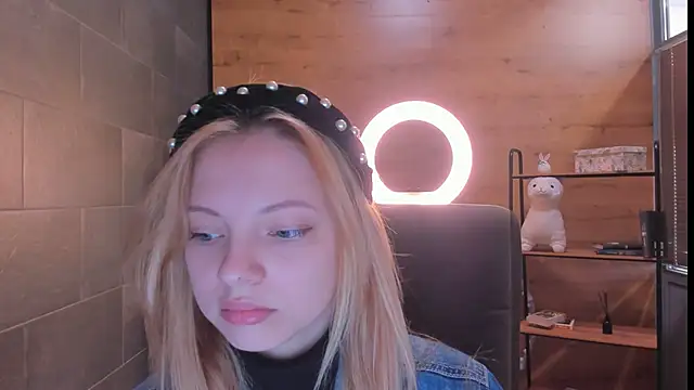 EmmaaMcDon online show from 04-26-26, 09:40