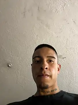 Snapshot of willclayy chatting on 06-14-26, 04:03 willclayy online show from 06-14-26, 04:03