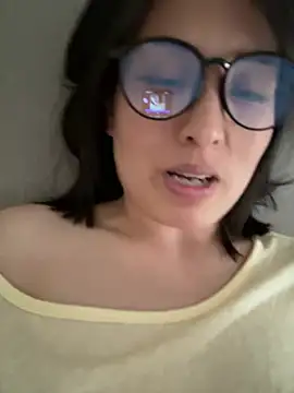Snapshot of Faye-baby chatting on 04-28-26, 02:27 Faye-baby online show from 04-28-26, 02:27