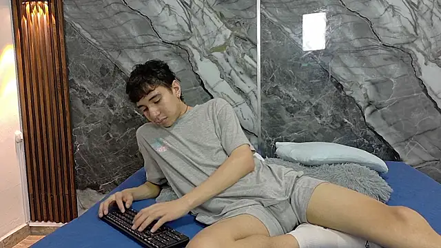 Snapshot of NoahWalker__ chatting on 07-28-26, 11:17 NoahWalker online show from 07-28-26, 11:17