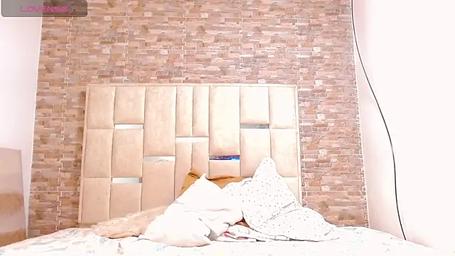 Snapshot of paola_blond01 chatting on 04-19-26, 12:33 paola blond01 online show from 04-19-26, 12:33