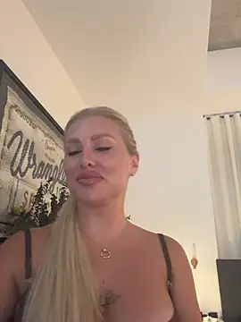 Snapshot of Karen_Luxe chatting on 04-28-26, 11:21 Karen Luxe online show from 04-28-26, 11:21