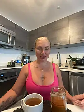 Snapshot of Karen_Luxe chatting on 05-20-26, 07:53 Karen Luxe online show from 05-20-26, 07:53