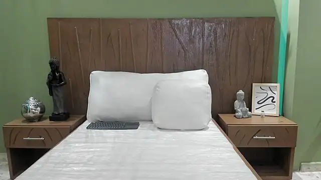 Snapshot of LunaDelux0 chatting on 05-15-26, 12:34 LunaDelux0 online show from 05-15-26, 12:34