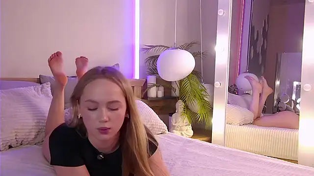 Emi Sterling online show from 04-25-26, 01:41