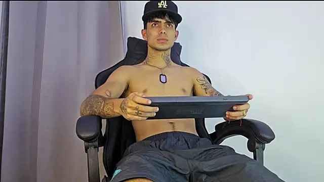 MIGUEL AGUIRRECA online show from 04-25-26, 02:58