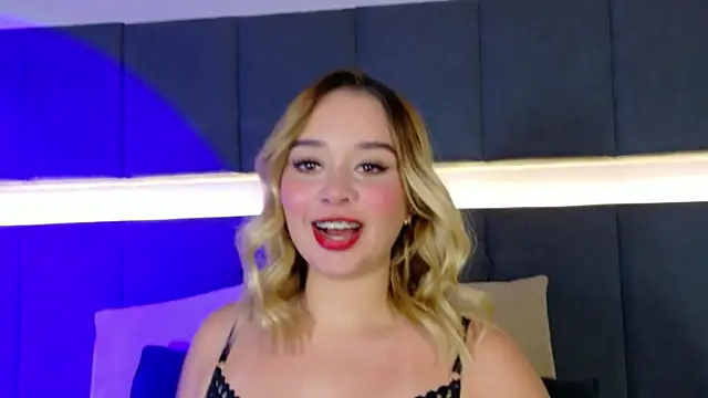 Snapshot of Sofia_pamela_ chatting on 05-19-26, 08:15 Sofia pamela online show from 05-19-26, 08:15