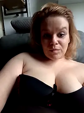 Snapshot of Maryquenn chatting on 05-13-26, 09:28 Maryquenn online show from 05-13-26, 09:28