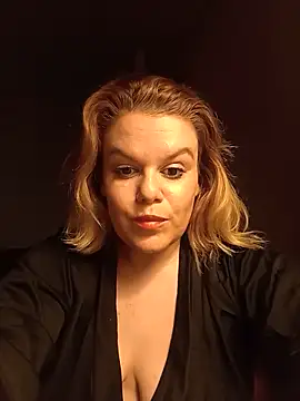 Snapshot of Maryquenn chatting on 05-16-26, 06:17 Maryquenn online show from 05-16-26, 06:17