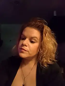 Snapshot of Maryquenn chatting on 05-21-26, 01:18 Maryquenn online show from 05-21-26, 01:18