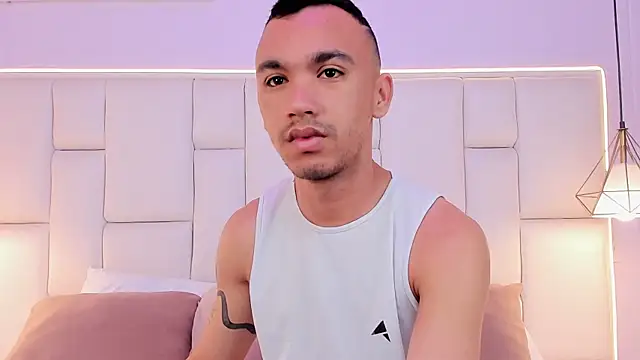 AndresSolorzano1 online show from 05-11-26, 11:38