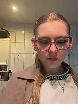 Snapshot of Lina-420 chatting on 05-07-26, 07:41 Lina-420 online show from 05-07-26, 07:41