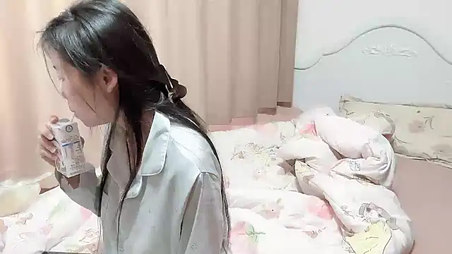 Snapshot of XIAOnaimao-001 chatting on 05-02-26, 01:54 XIAOnaimao-001 online show from 05-02-26, 01:54