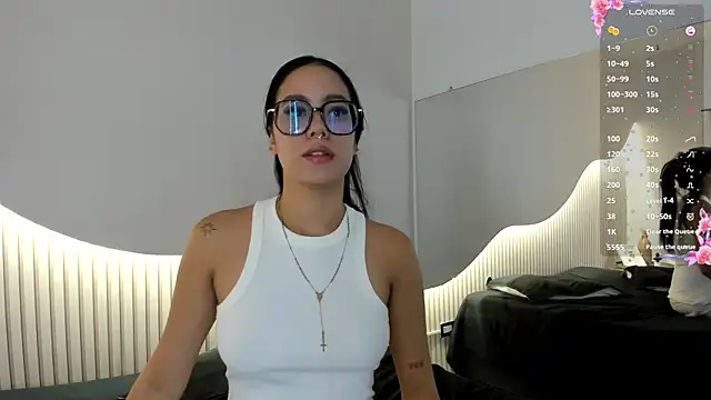 Snapshot of Zoebluntone chatting on 06-03-26, 11:46 Zoebluntone online show from 06-03-26, 11:46