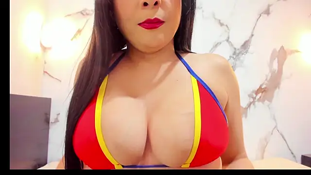 Snapshot of LauraCollinss chatting on 06-17-26, 04:26 LauraCollinss online show from 06-17-26, 04:26
