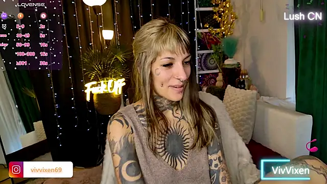 Snapshot of VivVixen chatting on 05-25-26, 05:52 VivVixen online show from 05-25-26, 05:52