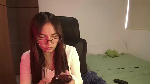 Snapshot of abbyyandmaxx chatting on 05-19-26, 04:35 abbyyandmaxx online show from 05-19-26, 04:35