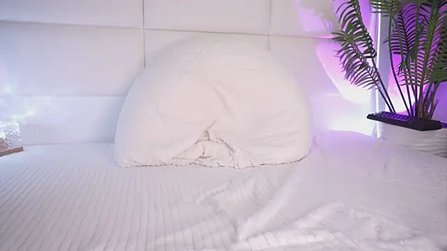 Juliadragon online show from 12-10-24, 06:44